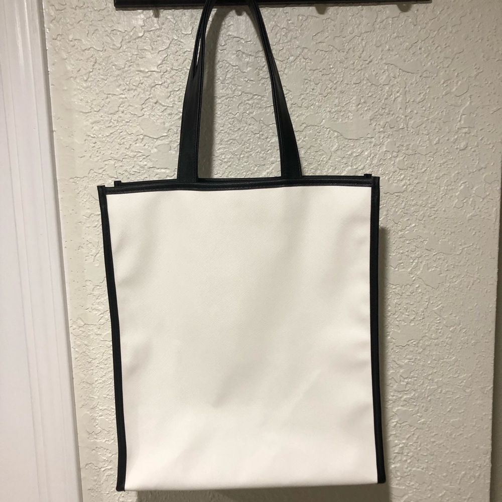 Pandora white bag size 15 x 13 x 4.  Excellent condition. - Picture 5 of 8